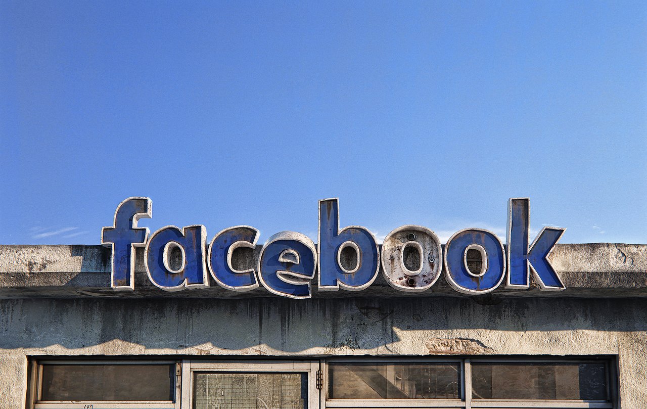 Social media and decay